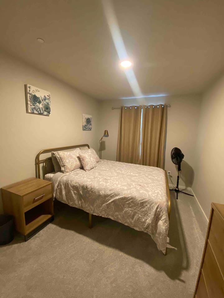 მე-2 ოთახი ორადგილიანი საწოლით და კარადაში გასეირნებით 