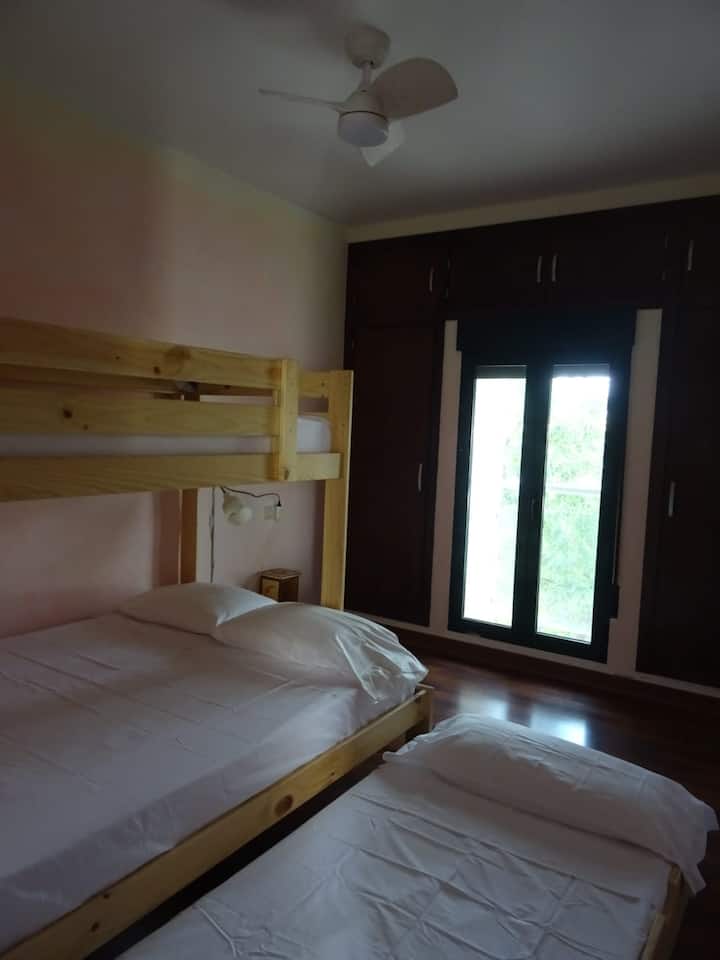 غرفة الطعام. سرير مزدوج مع سرير بطابقين فردي وسرير عش