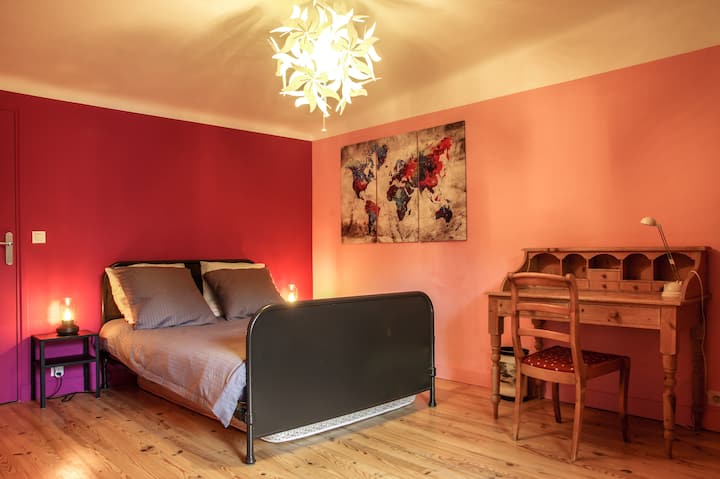 Chumba cha kulala cha rangi ya waridi kwenye ghorofa ya pili