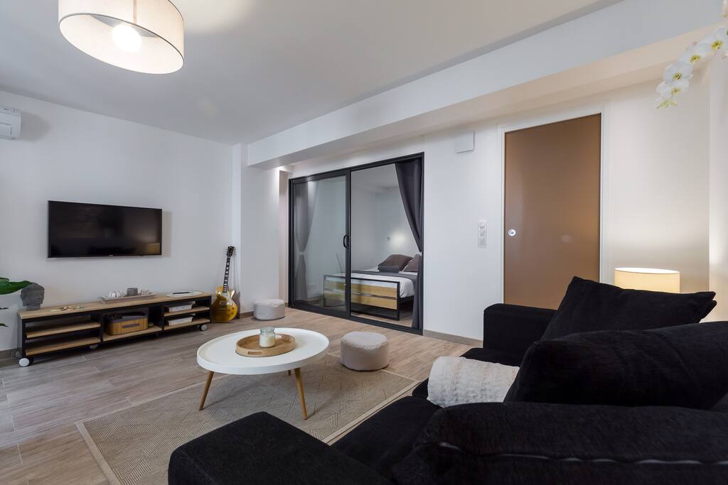 Aperçu du salon avec télévision écran plat LED ainsi que box TV/ internet et réseau WIFI/ Overview living room with flat TV screen LED and internet WIFI