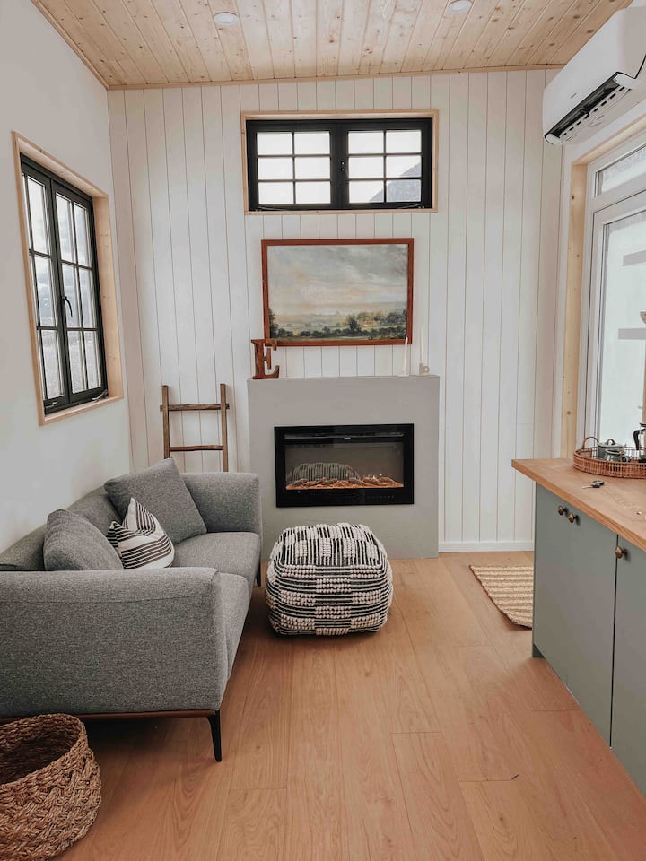 The English Cottage - Cultus Lake