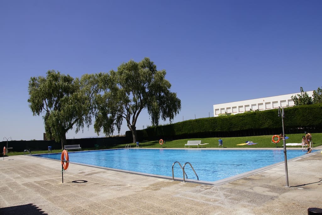 The municipal pool at 150m from the house.
