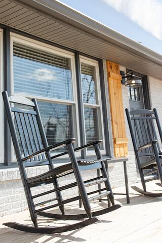 PERFECTLY LOCATED, SPACIOUS, & COMFORTABLE gallery image 2