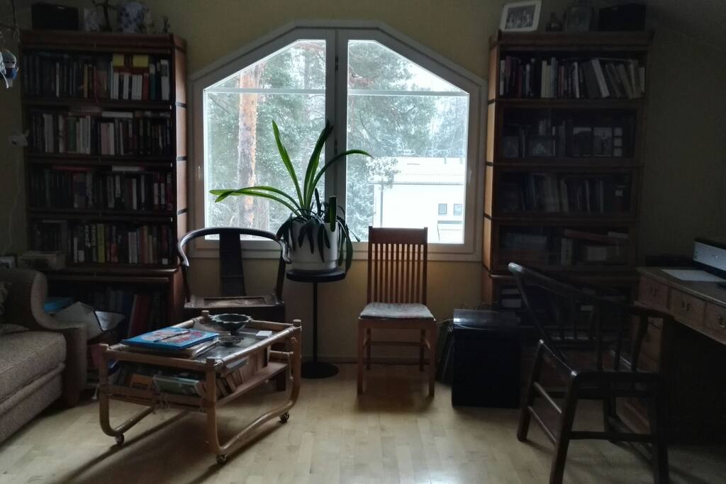 Upstairs longe area
