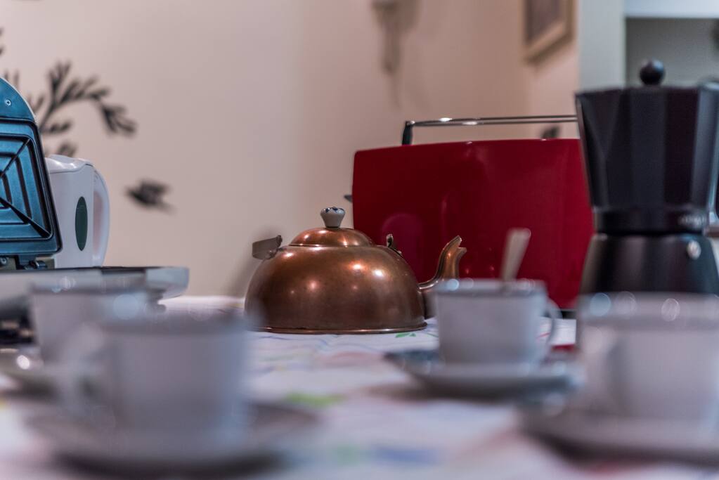 Detalle salón - Mesa preparada para desayuno
