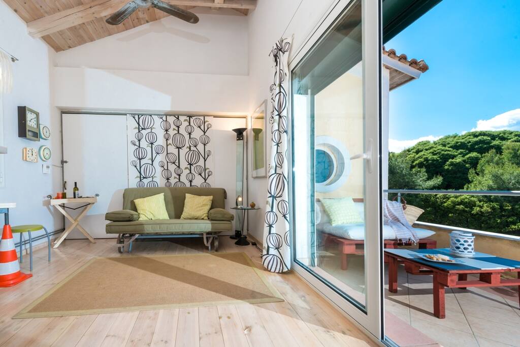 Studio, Balcony