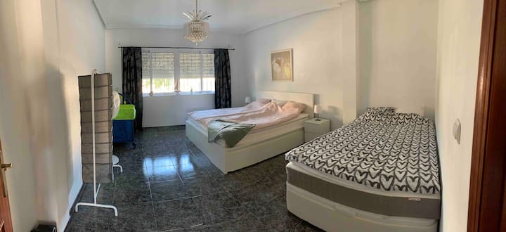 Брачен кревет (широк 180*200 см) и единечен кревет 140 см