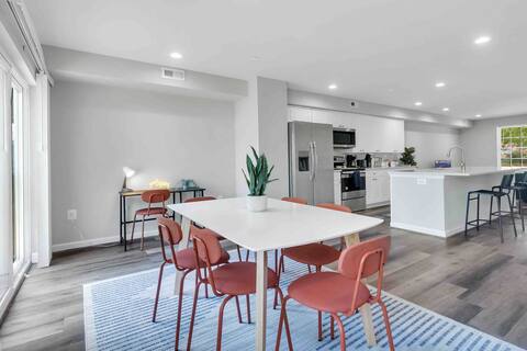 New Modern Home| King Bed| No Fees