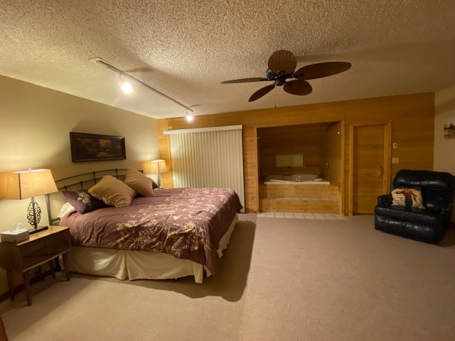 Chumba cha kulala cha King Master na jacuzzi, sauna, bafu kamili.