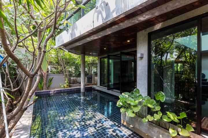 The Ultimate City Pool Mansion in Prime Thonglor gallery image 5