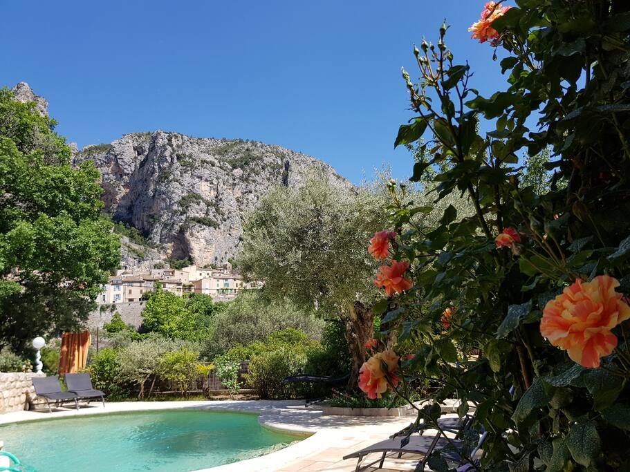 Vue de la piscine dégagée sur le village de Moustiers