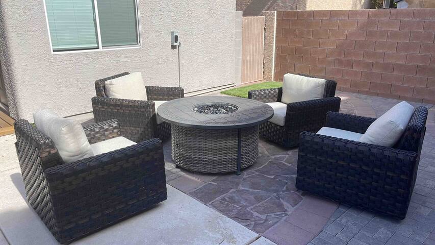 LARGE LUXURY HOME WITH POOL &SPA 15 MIN TO STRIP gallery image 4