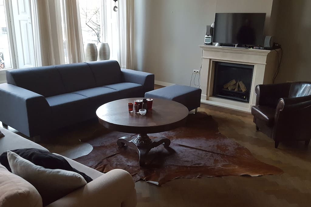 Woonkamer met gezellige open haard.