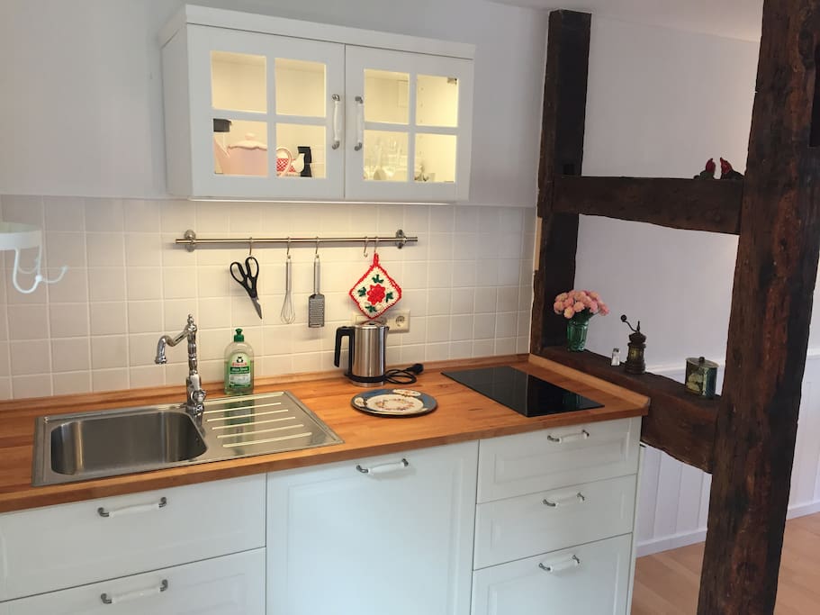 Deine Küche mit Kühlschrank und Eisfach