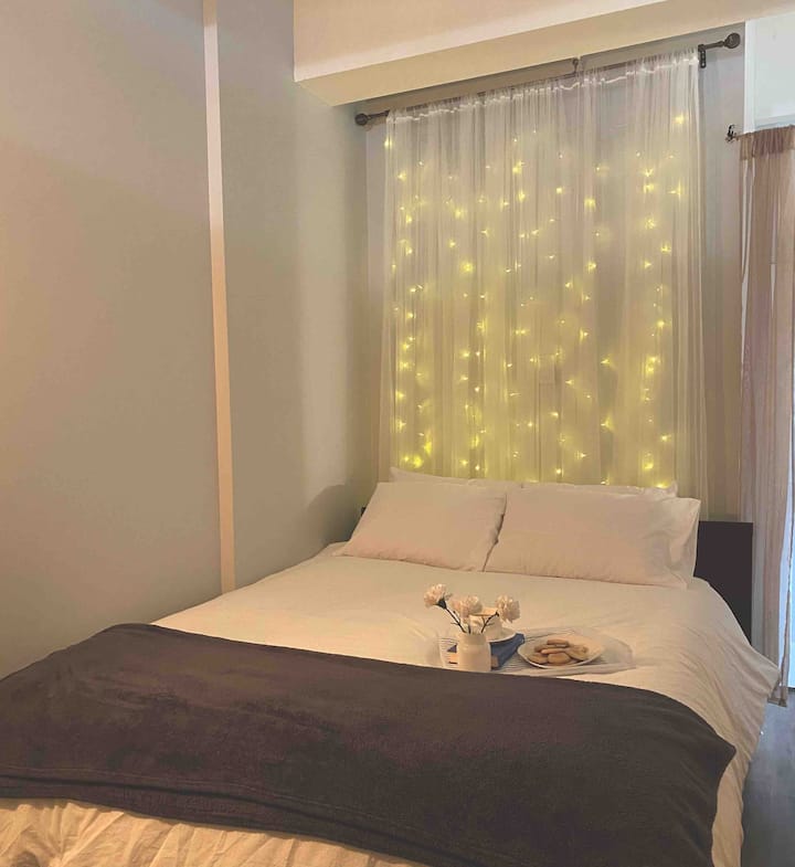 Во првата спална соба има брачен кревет (широк 150-179 см) со самовилски светилки и отворен простор во плакарот. Удобниот кревет и чаршафите овозможуваат одличен сон! 