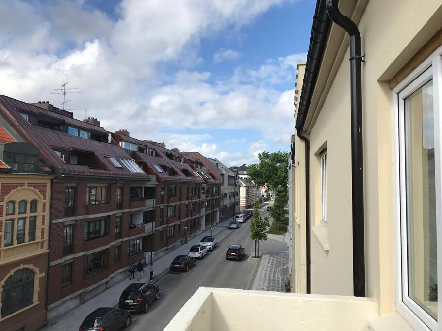 Utsikt fra veranda mot gata