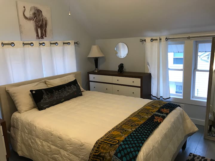 Საძინებელი #1 - მე-2 სართული საძინებელი საწოლით, მატრასით, ბიუროთი, ღამის სადგამით, ჭერის ვენტილატორით და ცენტრალური გათბობით.