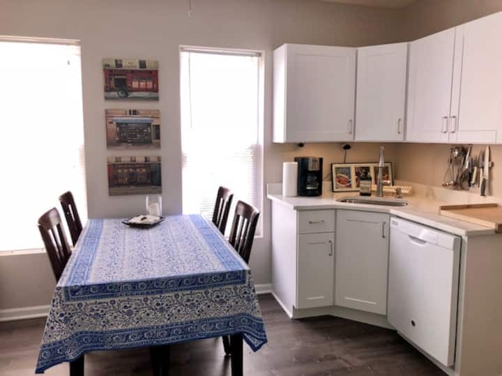 Charming Coach House in Roscoe Village, Chicago Condominiums for Rent