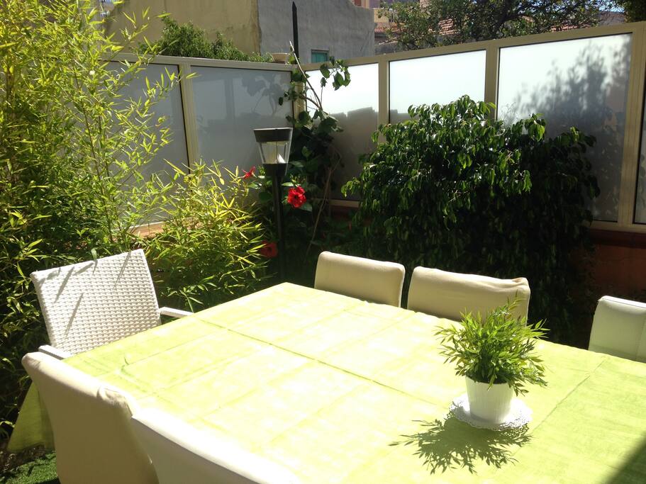 Giardino privato della casa con tavolo per 8 pax, dondolo, sdraia prendisole, barbecue e doccia esterna con acqua calda