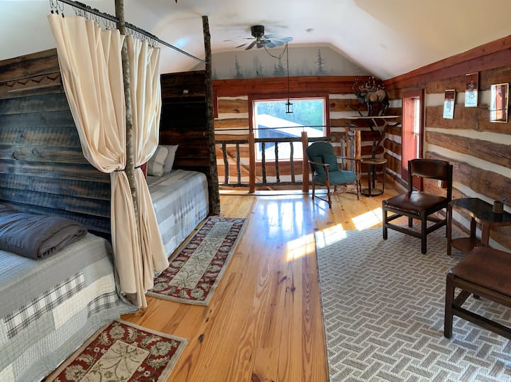 يوفر سريران متتاليان بحجم كوين مناطق نوم خاصة للضيوف.