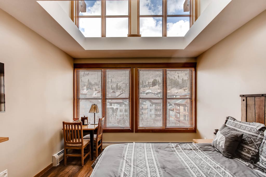 Queen bed and vaulted ceilings/windows