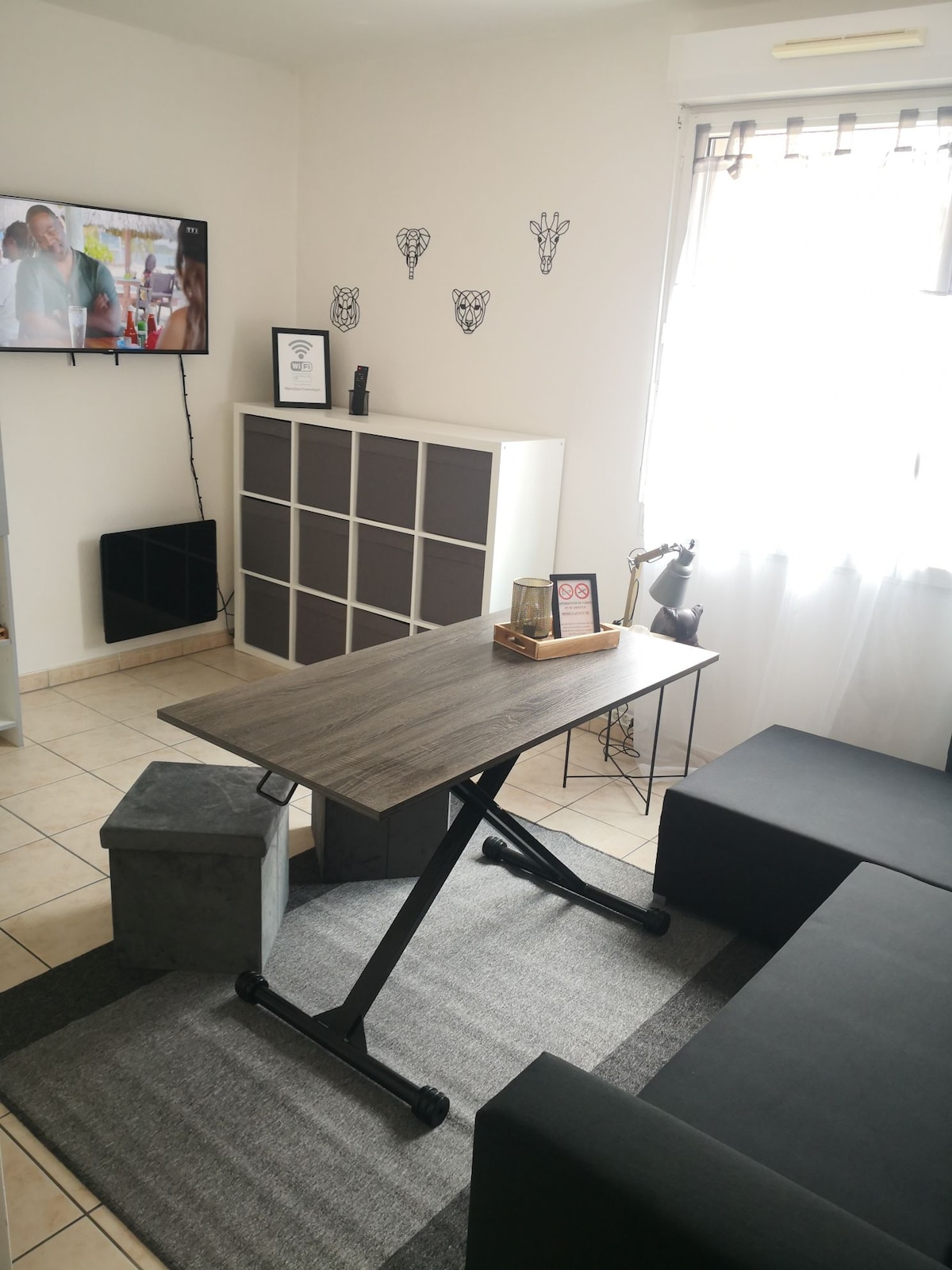 Obývačka
Výťah konferenčný stolík
K dispozícii sú káblové nabíjacie káble telefónu TV
Wi-Fi
 