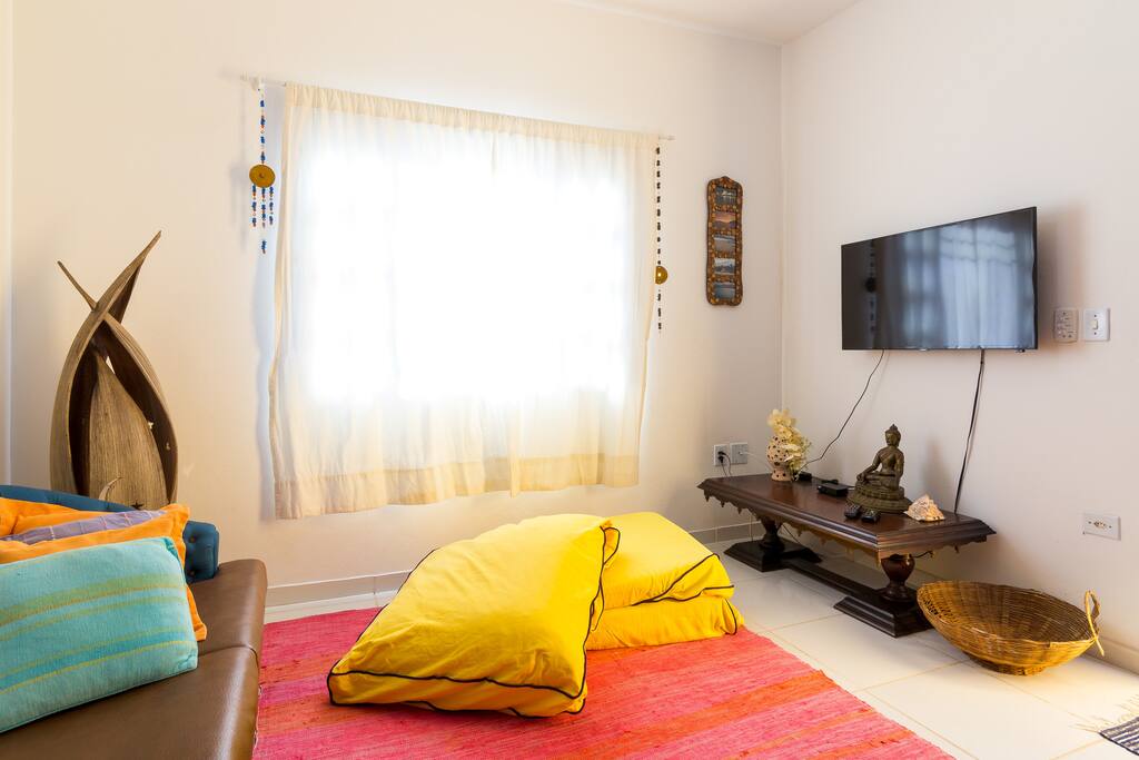 Sala de estar com TV