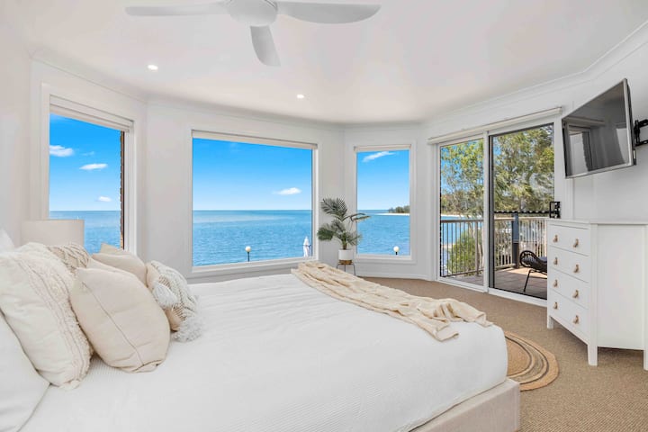 ห้องนอนใหญ่มีวิวที่น่าทึ่งที่สุดเท่าที่คุณจะจินตนาการได้ เรามีเสื้อคลุมเดินเล่นและทีวีติดตั้งไว้สำหรับวันที่คุณต้องการนอนหลับพักผ่อน นอกจากนี้ยังมีประตูที่นำไปสู่ระเบียงเครื่องปรับอากาศพัดลมและห้องน้ำในตัวของคุณเอง