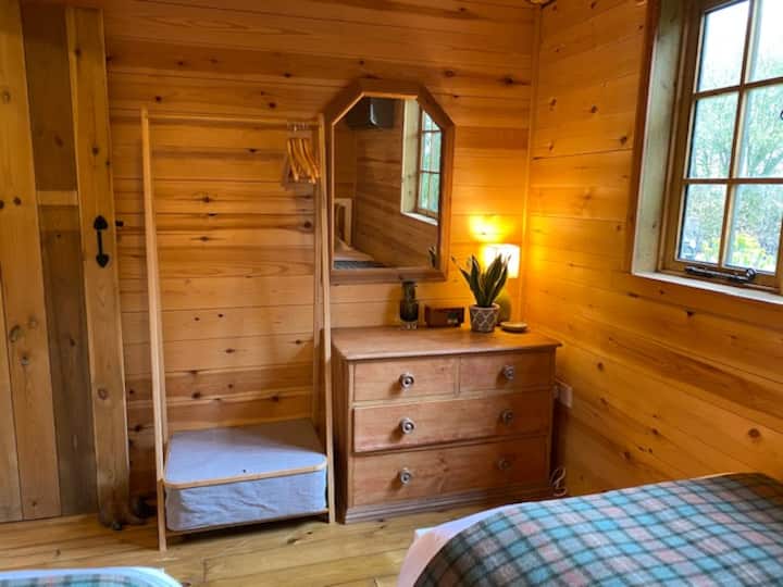 两间卧室都有抽屉柜和悬挂空间