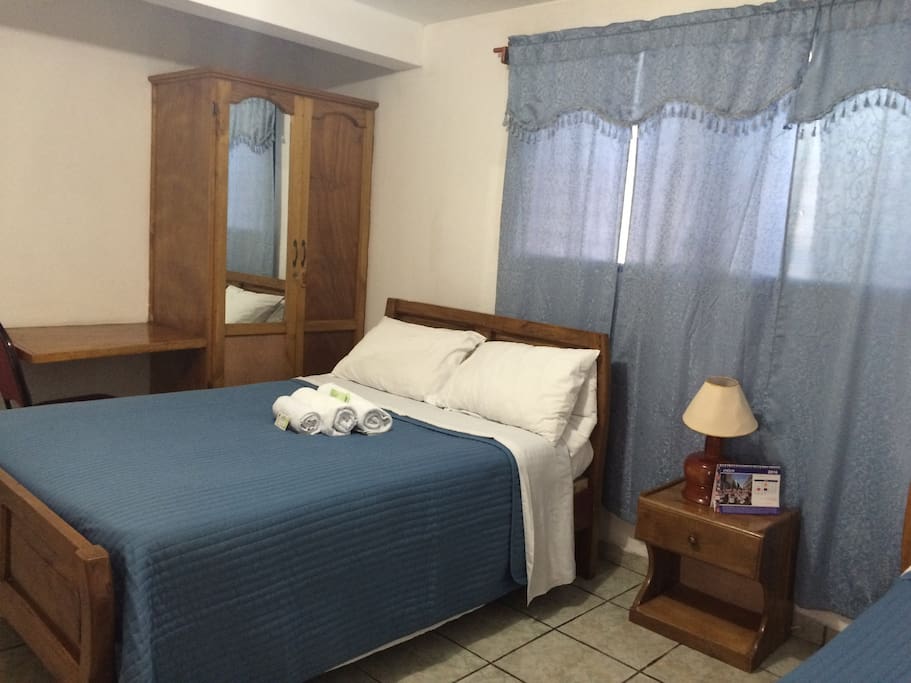 Lots of storage room available, as well as a work station | Beaucoup d'espace de rangement disponible, ainsi qu'un poste de travail