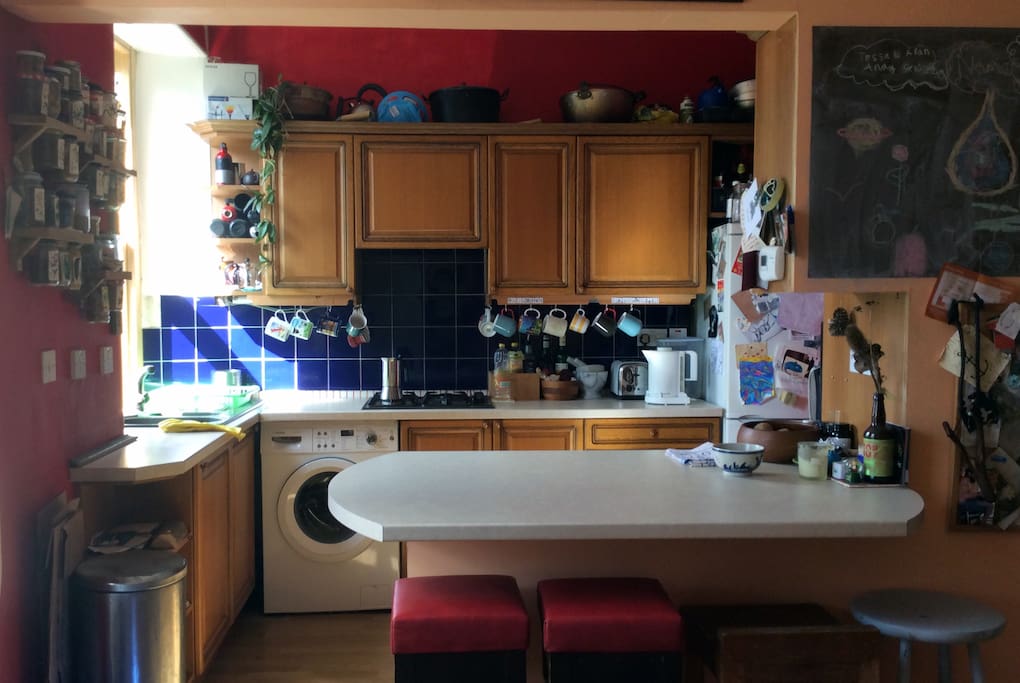 Fully-equiped kitchen with breakfast bar