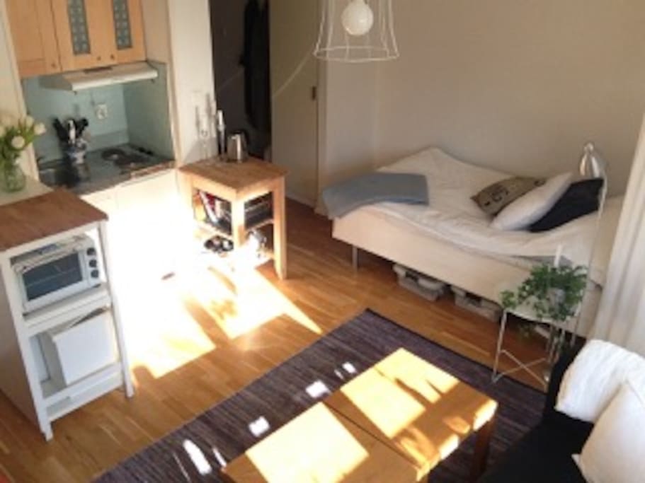 Köksvrå med två kokplattor, liten kyl och frys.