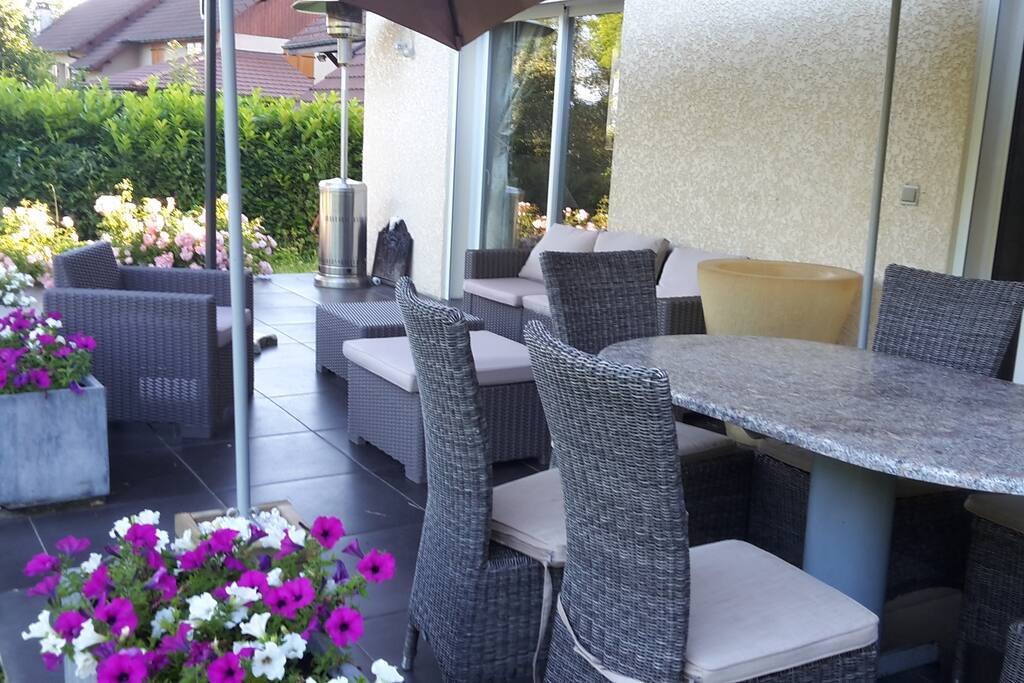 Salon extérerieur avec barbecue au gaz