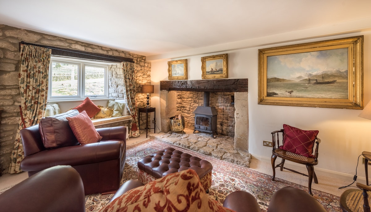 Dvostruki dnevni boravak (duži od 10 m) nalazi se u povijesnom elizabetanskom dijelu kuće. 
Ima dvije peći na drva, po jednu na svakom kraju prostorije, s velikim kamenim kaminima s ugrađenim pećnicama za kruh i kolekcijom morskih umjetnina.