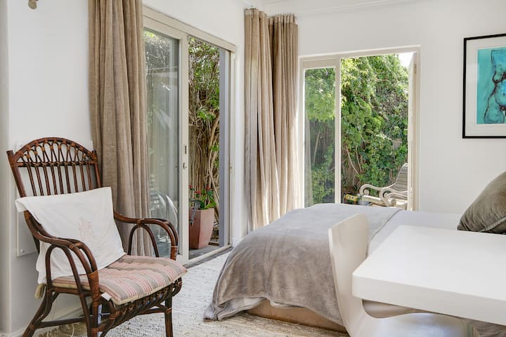 Spálňa 3 sa otvára do súkromného dvora na západnej strane domu