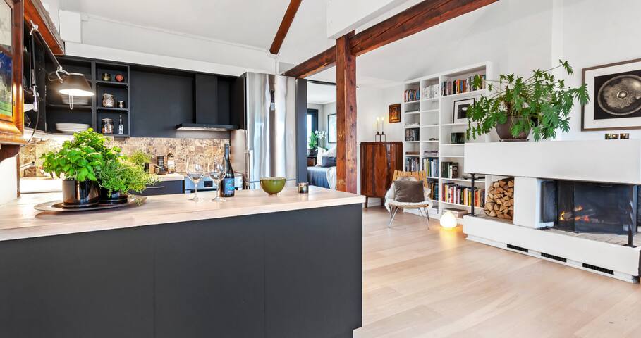 Unique and spacious loft penthouse gallery image 2