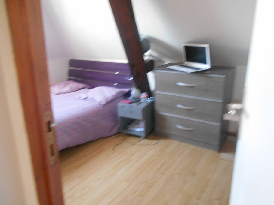 la chambre avec un lit 2 personnes une comode 3 tirroir