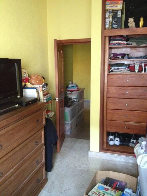 flat tv with cable access, wifi and drawer spaces