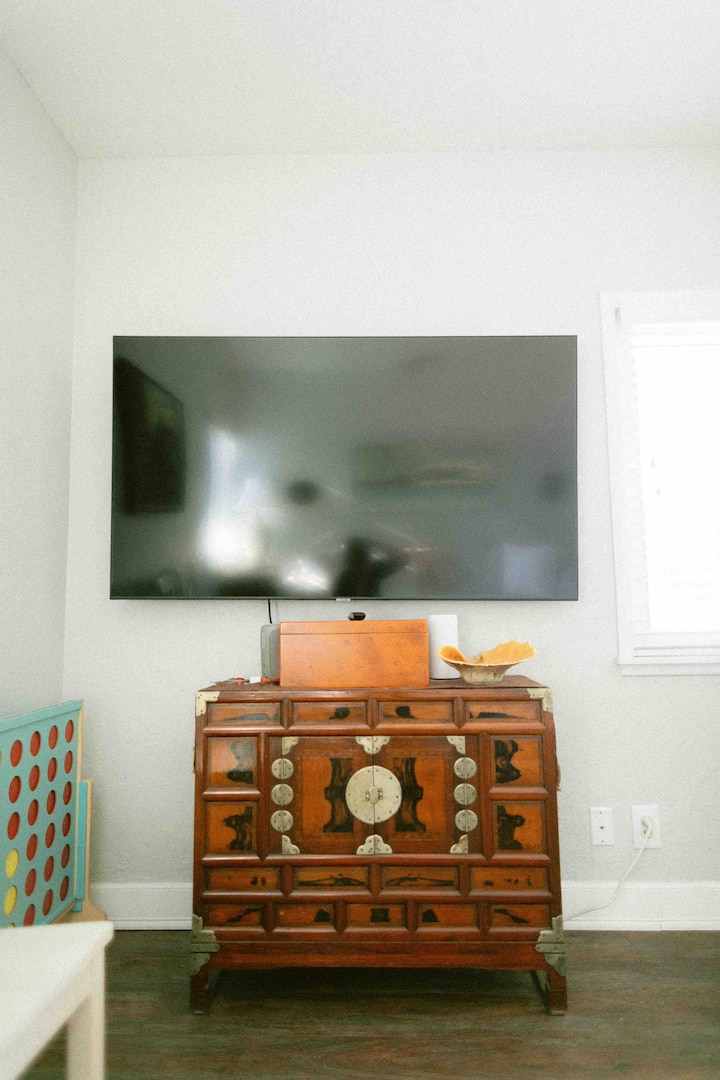 65 pouces avec Apple TV, Netflix, Amazon Prime, Disney + et le câble.