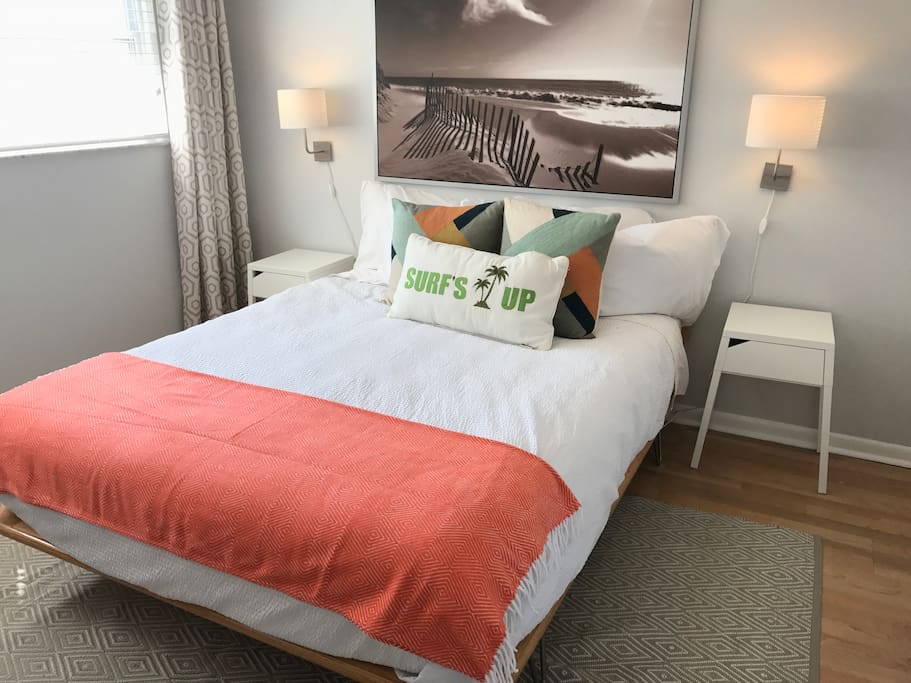 Queen bed with down comforter (hyper allergenic of course)