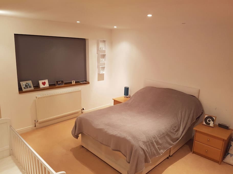 Double bedroom with cot (1)