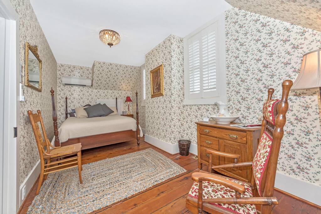 Main bedroom with Queen bed. (Barbara's Room).