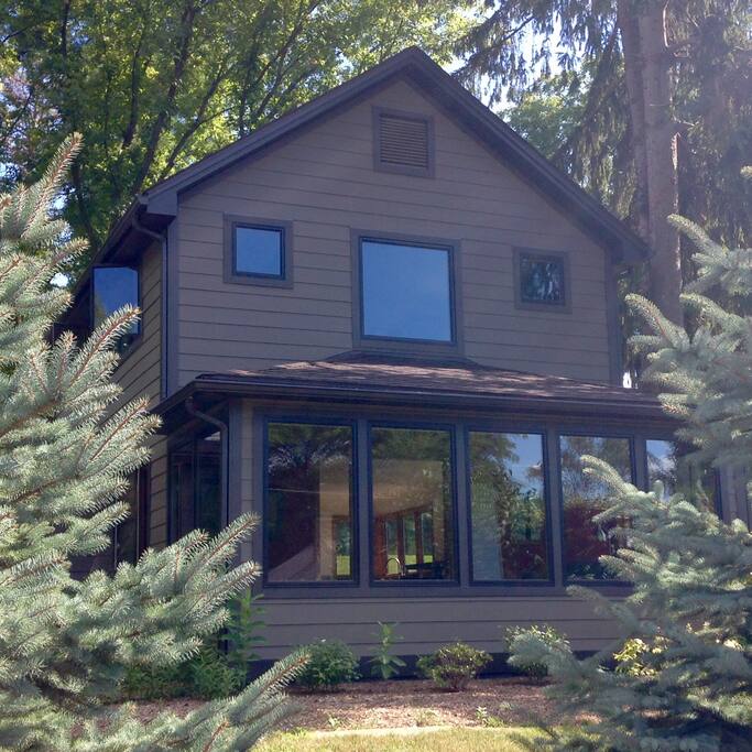 Cozy, open, nice views of the Huron River.