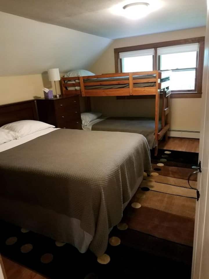 Cada dormitorio tiene sábanas nuevas de alta gama, cesta de lavandería, luces en armarios, cómodas y tomacorrientes USB.