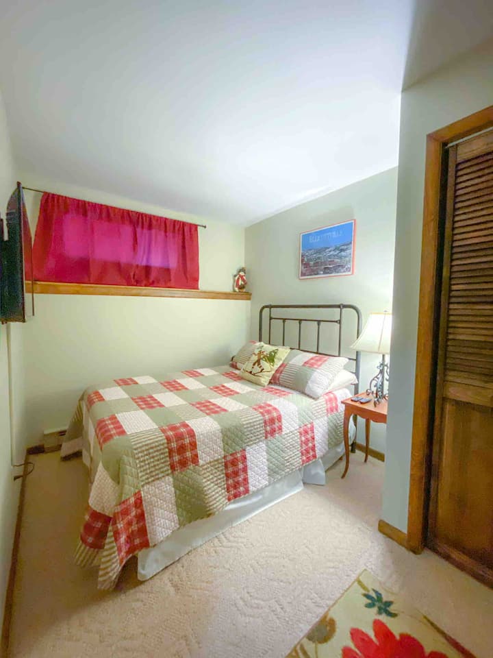 Kitanda kamili na TV sakafu ya kwanza 