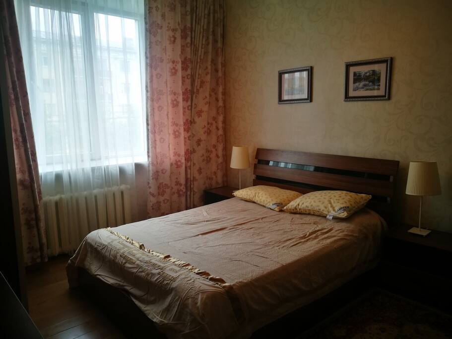 Bedroom1 with queen bed