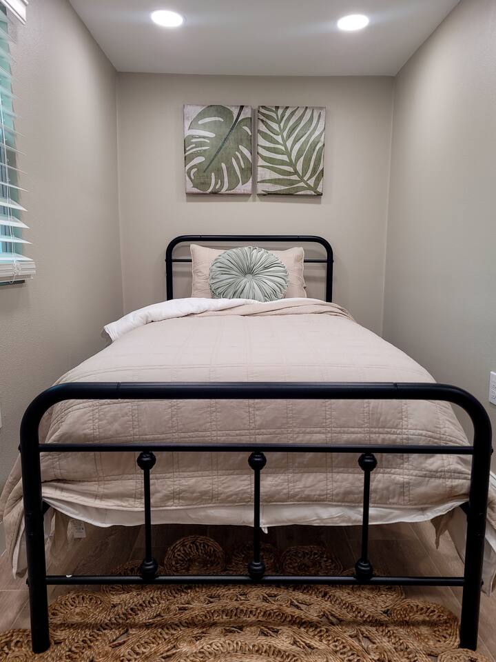 ממש מעבר לצד השני של הבית נמצא אזור המיטות הזוגיות שלנו. אזור זה הוא פרטי למחצה ויתאים מאוד לנוסע אחד נוסף. המזרן הזה הוא סופר קטיפתי עם ספה נפתחת נוספת ומצעים באיכות גבוהה.