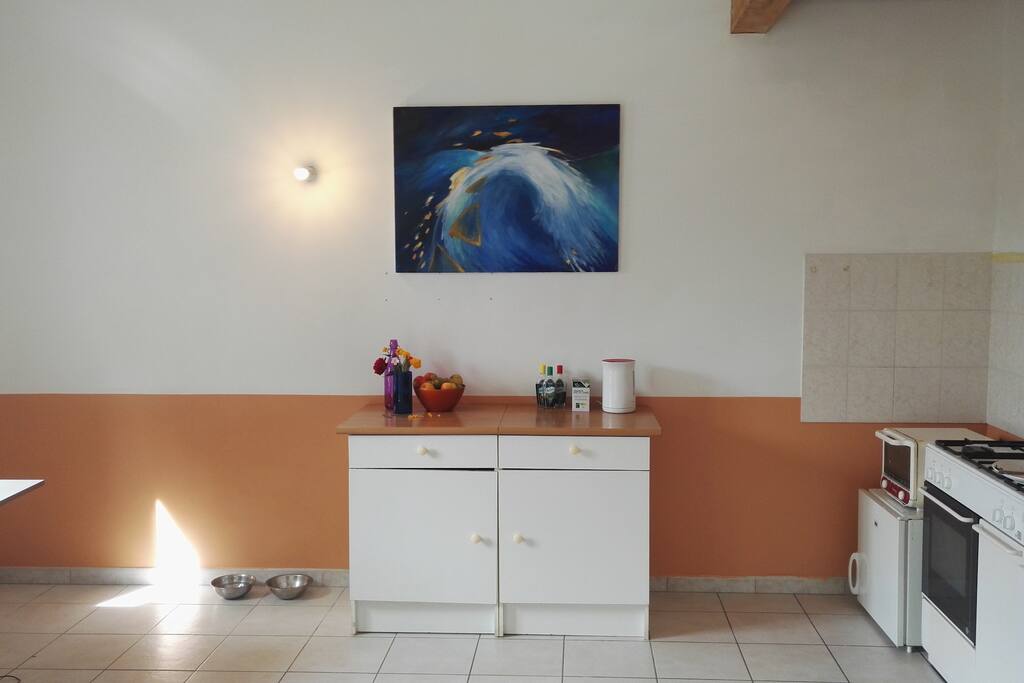 Coin cuisine, dans la salle de séjour.