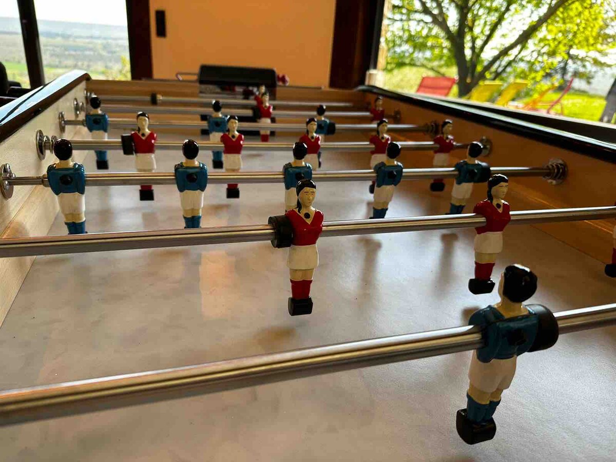 תיהנו מהסלון הנעים שלנו עם פוסבול בונזיני ונופים של לולאות הסן, הצינוק של טירה בלה רוש גיון 