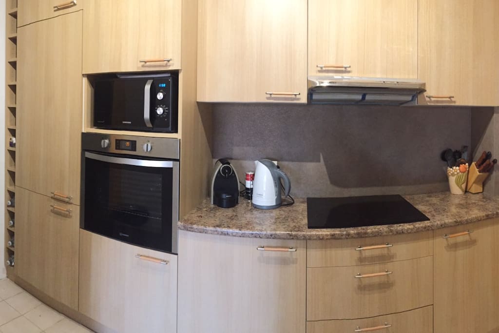 Cuisine américaine avec machine à café Nespresso + bouilloire + équipement de cuisine (assiettes, tasses, verres, couverts ...) + lave linge + frigo